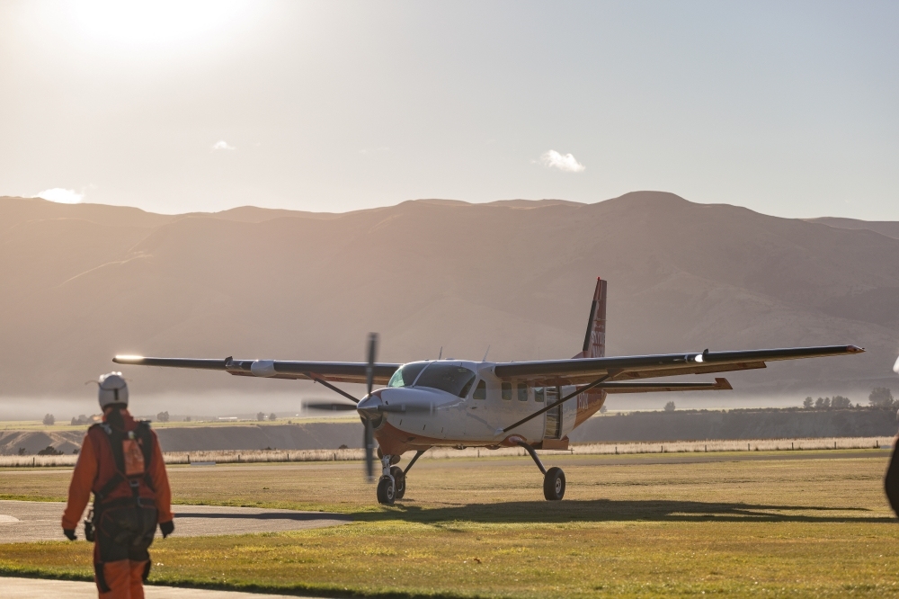 紐西蘭南島/瓦納卡.跳傘體驗「Skydive Wanaka」完整記錄 | 從 15,000英尺高空俯瞰南島絕美冰河湖景、收藏極限冒險的終極感動、完成人生清單 - 第4張圖 紐西蘭南島/瓦納卡.跳傘體驗「Skydive Wanaka」完整記錄 | 從 15,000英尺高空俯瞰南島絕美冰河湖景、收藏極限冒險的終極感動、完成人生清單