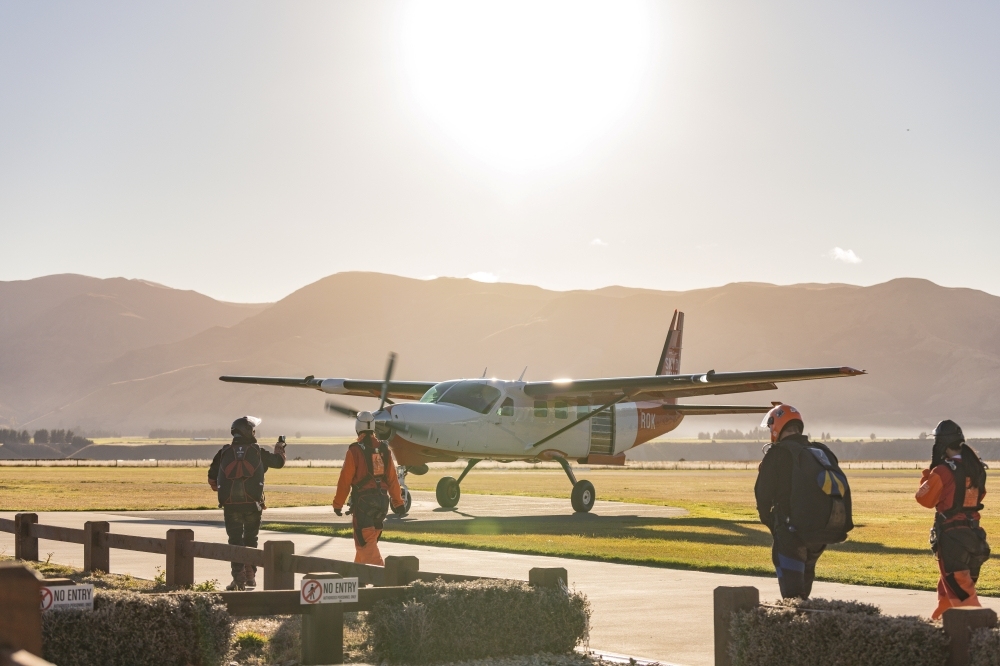 紐西蘭南島/瓦納卡.跳傘體驗「Skydive Wanaka」完整記錄 | 從 15,000英尺高空俯瞰南島絕美冰河湖景、收藏極限冒險的終極感動、完成人生清單 - 第41張圖 紐西蘭南島/瓦納卡.跳傘體驗「Skydive Wanaka」完整記錄 | 從 15,000英尺高空俯瞰南島絕美冰河湖景、收藏極限冒險的終極感動、完成人生清單