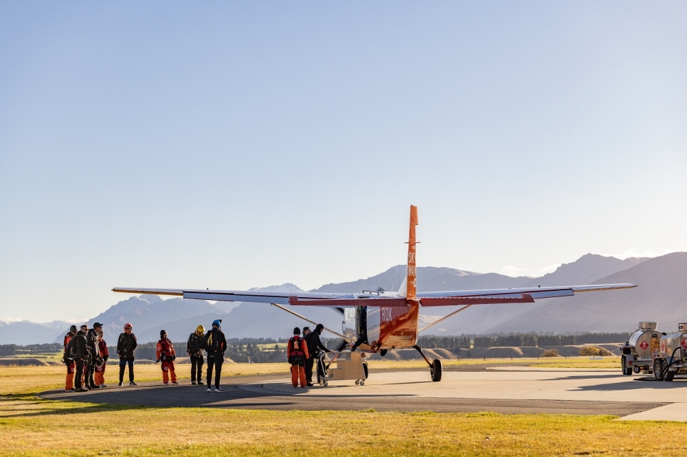紐西蘭南島/瓦納卡.跳傘體驗「Skydive Wanaka」完整記錄 | 從 15,000英尺高空俯瞰南島絕美冰河湖景、收藏極限冒險的終極感動、完成人生清單 - 第42張圖 紐西蘭南島/瓦納卡.跳傘體驗「Skydive Wanaka」完整記錄 | 從 15,000英尺高空俯瞰南島絕美冰河湖景、收藏極限冒險的終極感動、完成人生清單