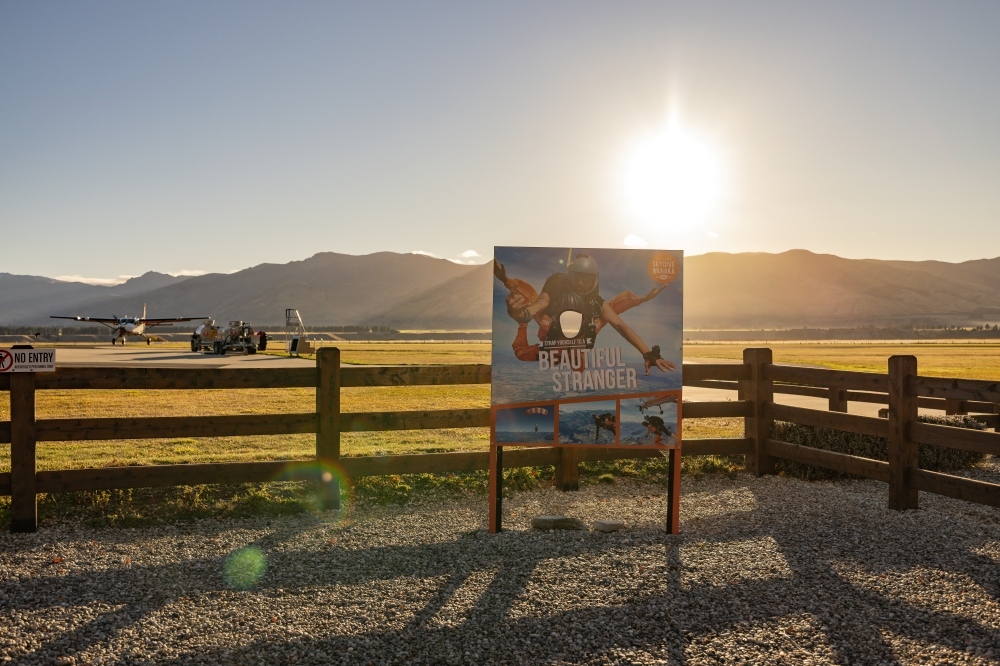 紐西蘭南島/瓦納卡.跳傘體驗「Skydive Wanaka」完整記錄 | 從 15,000英尺高空俯瞰南島絕美冰河湖景、收藏極限冒險的終極感動、完成人生清單 - 第20張圖 紐西蘭南島/瓦納卡.跳傘體驗「Skydive Wanaka」完整記錄 | 從 15,000英尺高空俯瞰南島絕美冰河湖景、收藏極限冒險的終極感動、完成人生清單