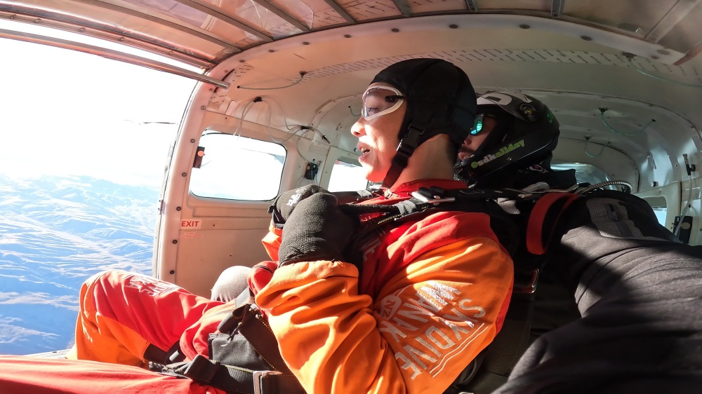 紐西蘭南島/瓦納卡.跳傘體驗「Skydive Wanaka」完整記錄 | 從 15,000英尺高空俯瞰南島絕美冰河湖景、收藏極限冒險的終極感動、完成人生清單 - 第51張圖 紐西蘭南島/瓦納卡.跳傘體驗「Skydive Wanaka」完整記錄 | 從 15,000英尺高空俯瞰南島絕美冰河湖景、收藏極限冒險的終極感動、完成人生清單