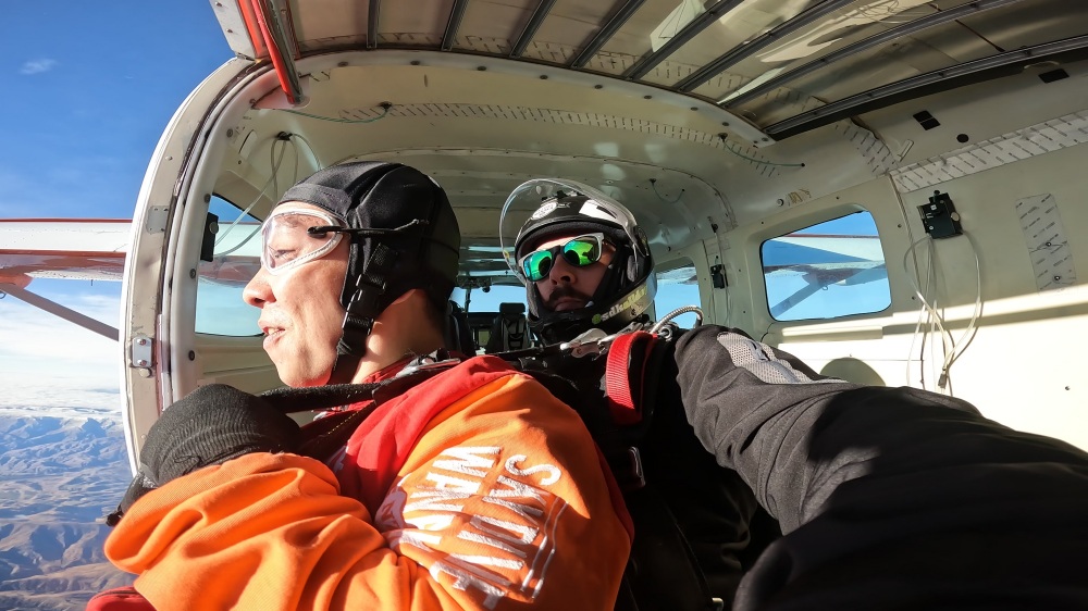 紐西蘭南島/瓦納卡.跳傘體驗「Skydive Wanaka」完整記錄 | 從 15,000英尺高空俯瞰南島絕美冰河湖景、收藏極限冒險的終極感動、完成人生清單 - 第52張圖 紐西蘭南島/瓦納卡.跳傘體驗「Skydive Wanaka」完整記錄 | 從 15,000英尺高空俯瞰南島絕美冰河湖景、收藏極限冒險的終極感動、完成人生清單
