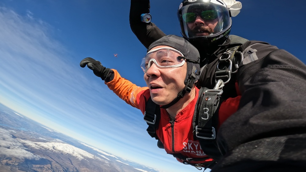 紐西蘭南島/瓦納卡.跳傘體驗「Skydive Wanaka」完整記錄 | 從 15,000英尺高空俯瞰南島絕美冰河湖景、收藏極限冒險的終極感動、完成人生清單 - 第59張圖 紐西蘭南島/瓦納卡.跳傘體驗「Skydive Wanaka」完整記錄 | 從 15,000英尺高空俯瞰南島絕美冰河湖景、收藏極限冒險的終極感動、完成人生清單