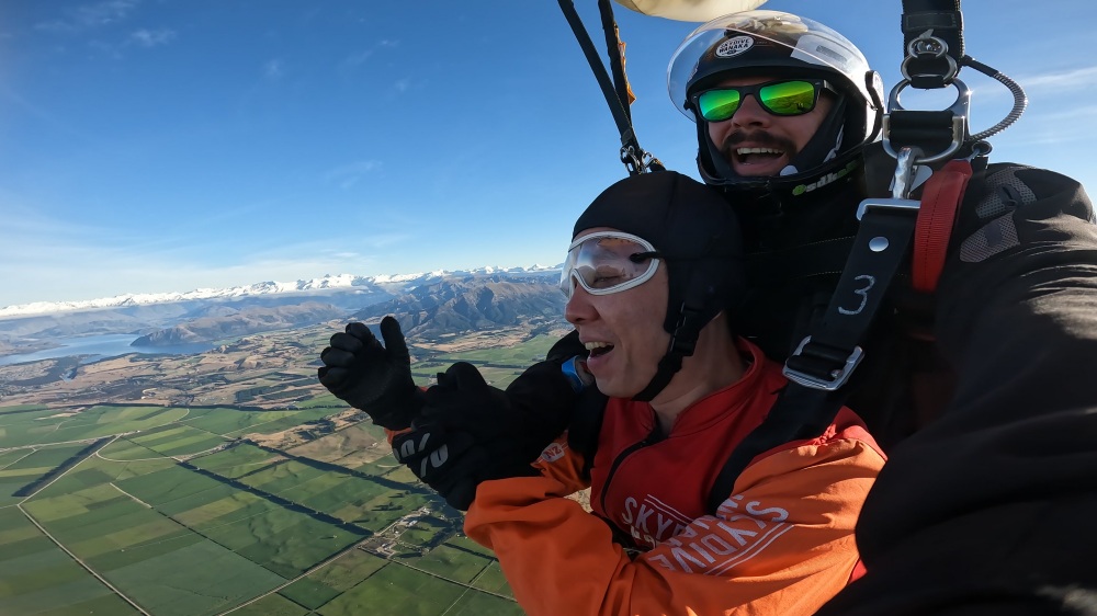 紐西蘭南島/瓦納卡.跳傘體驗「Skydive Wanaka」完整記錄 | 從 15,000英尺高空俯瞰南島絕美冰河湖景、收藏極限冒險的終極感動、完成人生清單 - 第69張圖 紐西蘭南島/瓦納卡.跳傘體驗「Skydive Wanaka」完整記錄 | 從 15,000英尺高空俯瞰南島絕美冰河湖景、收藏極限冒險的終極感動、完成人生清單