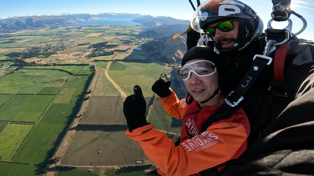 紐西蘭南島/瓦納卡.跳傘體驗「Skydive Wanaka」完整記錄 | 從 15,000英尺高空俯瞰南島絕美冰河湖景、收藏極限冒險的終極感動、完成人生清單 - 第70張圖 紐西蘭南島/瓦納卡.跳傘體驗「Skydive Wanaka」完整記錄 | 從 15,000英尺高空俯瞰南島絕美冰河湖景、收藏極限冒險的終極感動、完成人生清單