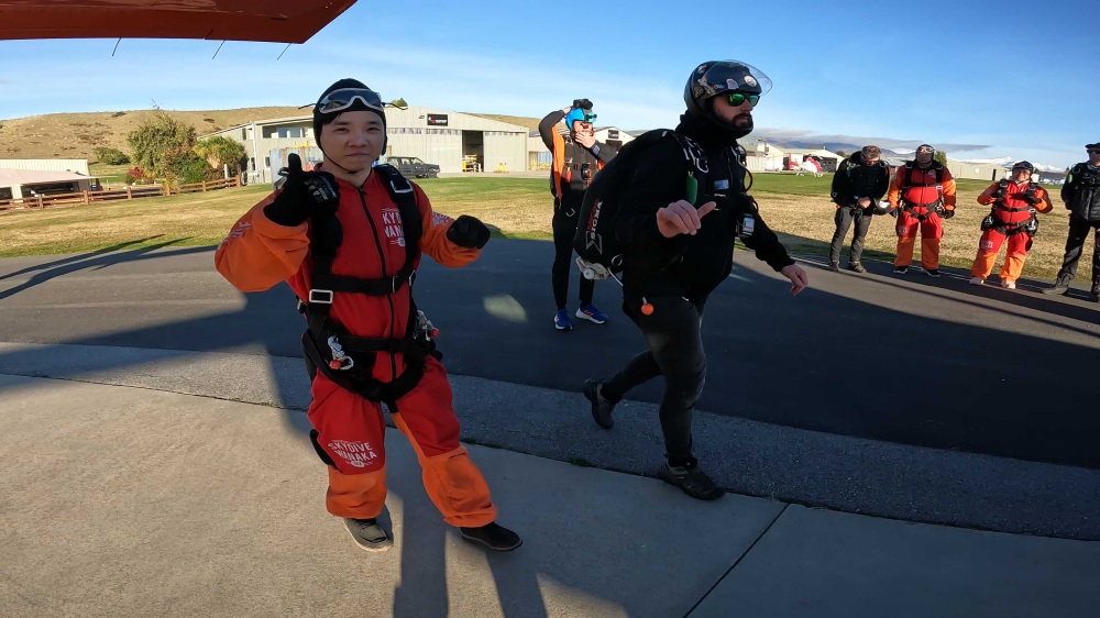紐西蘭南島/瓦納卡.跳傘體驗「Skydive Wanaka」完整記錄 | 從 15,000英尺高空俯瞰南島絕美冰河湖景、收藏極限冒險的終極感動、完成人生清單 - 第40張圖 紐西蘭南島/瓦納卡.跳傘體驗「Skydive Wanaka」完整記錄 | 從 15,000英尺高空俯瞰南島絕美冰河湖景、收藏極限冒險的終極感動、完成人生清單