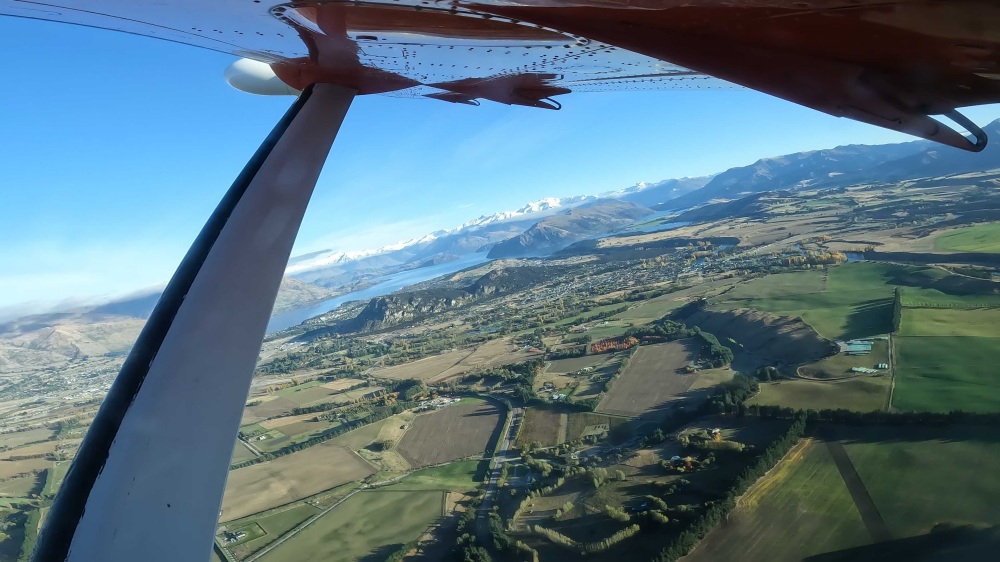 紐西蘭南島/瓦納卡.跳傘體驗「Skydive Wanaka」完整記錄 | 從 15,000英尺高空俯瞰南島絕美冰河湖景、收藏極限冒險的終極感動、完成人生清單 - 第43張圖 紐西蘭南島/瓦納卡.跳傘體驗「Skydive Wanaka」完整記錄 | 從 15,000英尺高空俯瞰南島絕美冰河湖景、收藏極限冒險的終極感動、完成人生清單