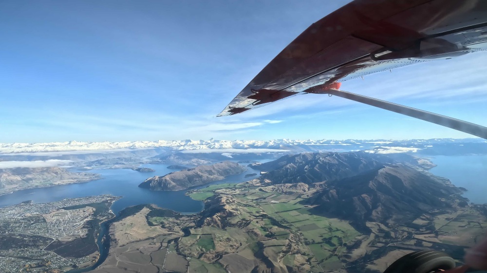 紐西蘭南島/瓦納卡.跳傘體驗「Skydive Wanaka」完整記錄 | 從 15,000英尺高空俯瞰南島絕美冰河湖景、收藏極限冒險的終極感動、完成人生清單 - 第2張圖 紐西蘭南島/瓦納卡.跳傘體驗「Skydive Wanaka」完整記錄 | 從 15,000英尺高空俯瞰南島絕美冰河湖景、收藏極限冒險的終極感動、完成人生清單