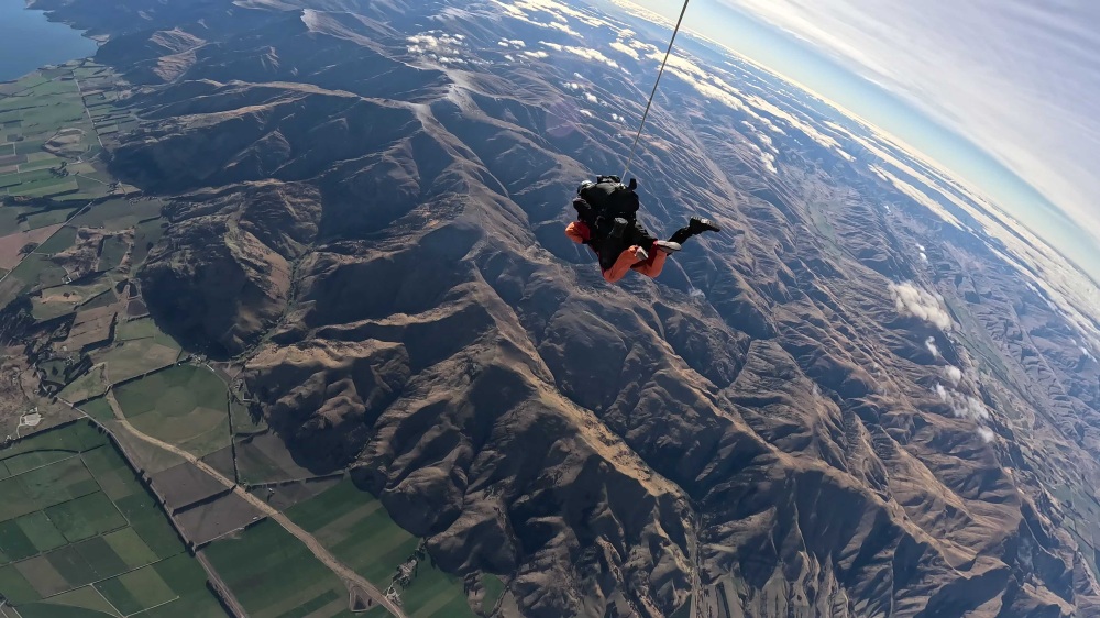 紐西蘭南島/瓦納卡.跳傘體驗「Skydive Wanaka」完整記錄 | 從 15,000英尺高空俯瞰南島絕美冰河湖景、收藏極限冒險的終極感動、完成人生清單 - 第64張圖 紐西蘭南島/瓦納卡.跳傘體驗「Skydive Wanaka」完整記錄 | 從 15,000英尺高空俯瞰南島絕美冰河湖景、收藏極限冒險的終極感動、完成人生清單