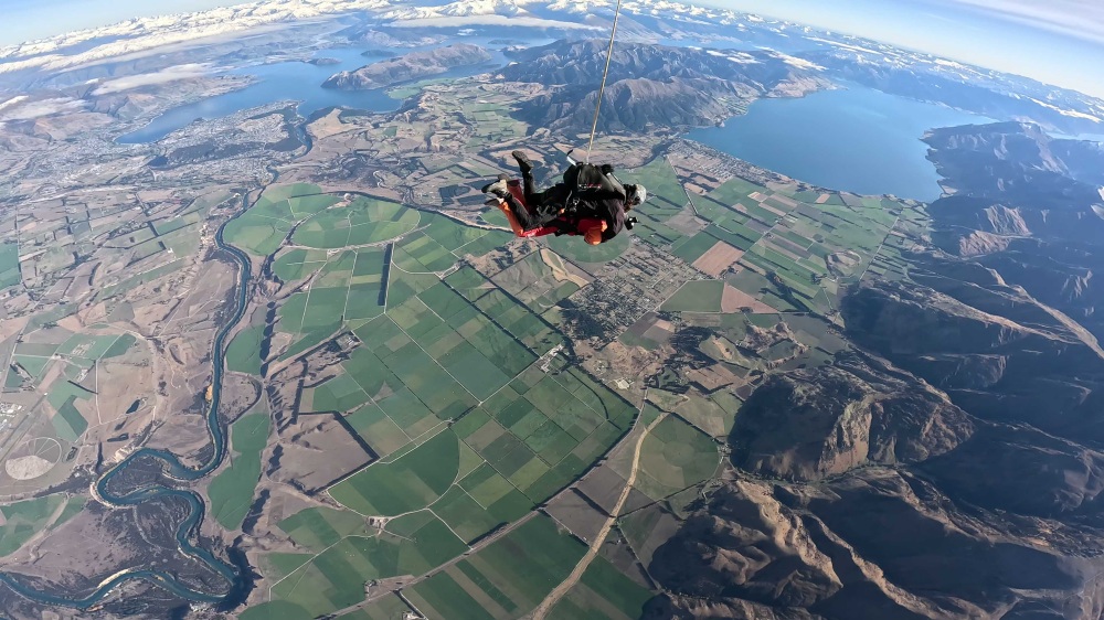 紐西蘭南島/瓦納卡.跳傘體驗「Skydive Wanaka」完整記錄 | 從 15,000英尺高空俯瞰南島絕美冰河湖景、收藏極限冒險的終極感動、完成人生清單 - 第5張圖 紐西蘭南島/瓦納卡.跳傘體驗「Skydive Wanaka」完整記錄 | 從 15,000英尺高空俯瞰南島絕美冰河湖景、收藏極限冒險的終極感動、完成人生清單