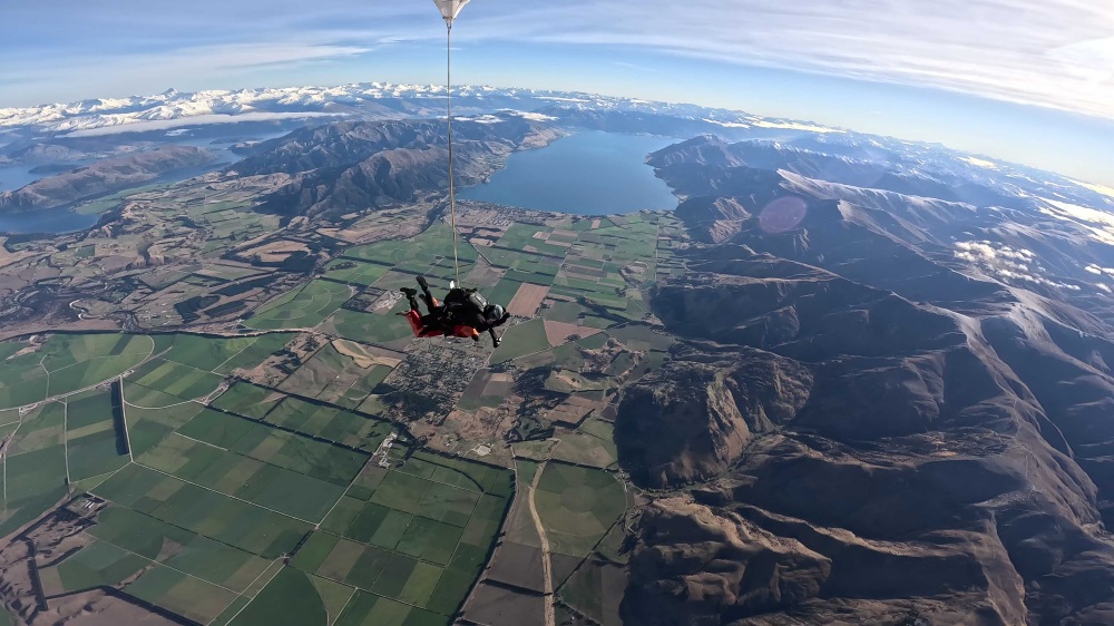 紐西蘭南島/瓦納卡.跳傘體驗「Skydive Wanaka」完整記錄 | 從 15,000英尺高空俯瞰南島絕美冰河湖景、收藏極限冒險的終極感動、完成人生清單 - 第65張圖 紐西蘭南島/瓦納卡.跳傘體驗「Skydive Wanaka」完整記錄 | 從 15,000英尺高空俯瞰南島絕美冰河湖景、收藏極限冒險的終極感動、完成人生清單