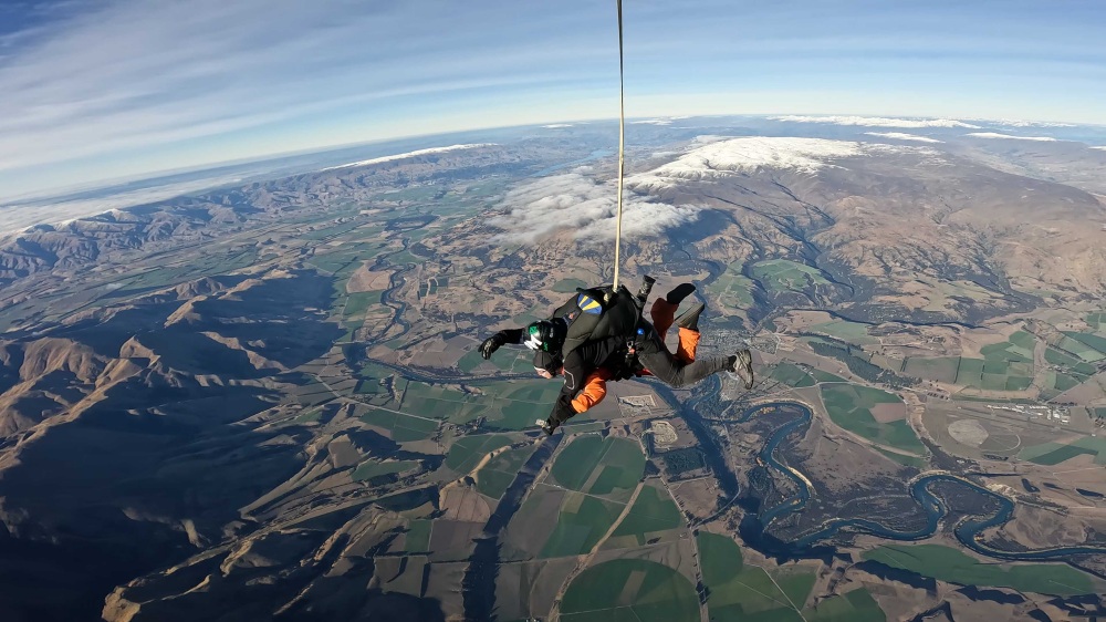 紐西蘭南島/瓦納卡.跳傘體驗「Skydive Wanaka」完整記錄 | 從 15,000英尺高空俯瞰南島絕美冰河湖景、收藏極限冒險的終極感動、完成人生清單 - 第6張圖 紐西蘭南島/瓦納卡.跳傘體驗「Skydive Wanaka」完整記錄 | 從 15,000英尺高空俯瞰南島絕美冰河湖景、收藏極限冒險的終極感動、完成人生清單