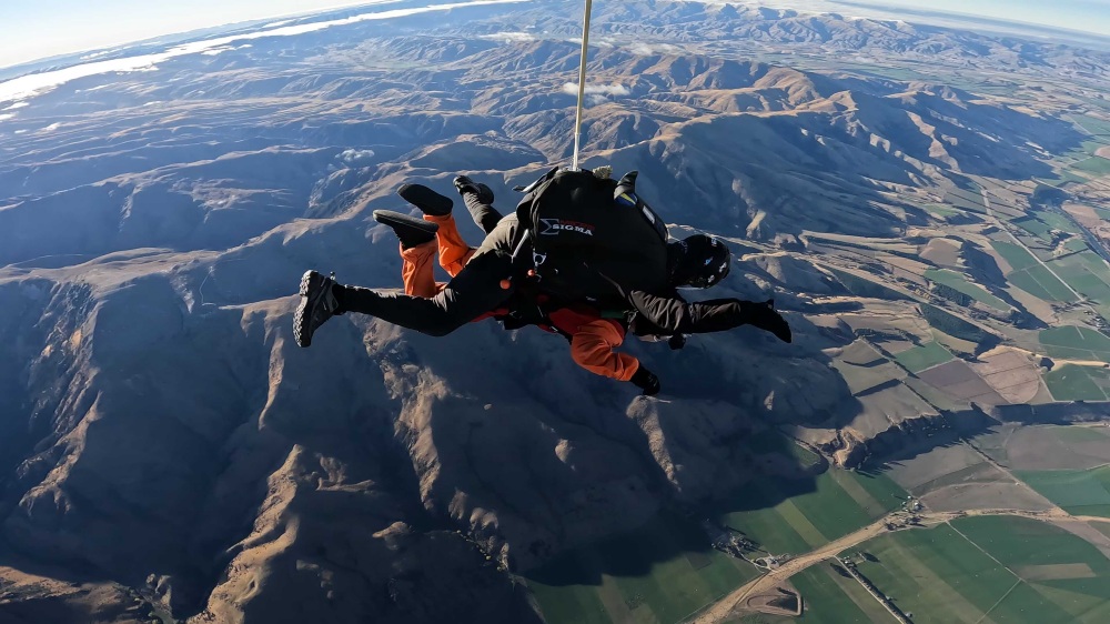 紐西蘭南島/瓦納卡.跳傘體驗「Skydive Wanaka」完整記錄 | 從 15,000英尺高空俯瞰南島絕美冰河湖景、收藏極限冒險的終極感動、完成人生清單 - 第61張圖 紐西蘭南島/瓦納卡.跳傘體驗「Skydive Wanaka」完整記錄 | 從 15,000英尺高空俯瞰南島絕美冰河湖景、收藏極限冒險的終極感動、完成人生清單