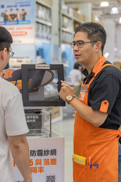 台北/內湖。特力屋台北內湖店「特力屋特優絲防霾紗網」 | 開窗通風有灰塵異味怎麼辦？現場體驗阻隔效果，DIY更換紗窗改善落塵與異味困擾，居家空氣再升級！