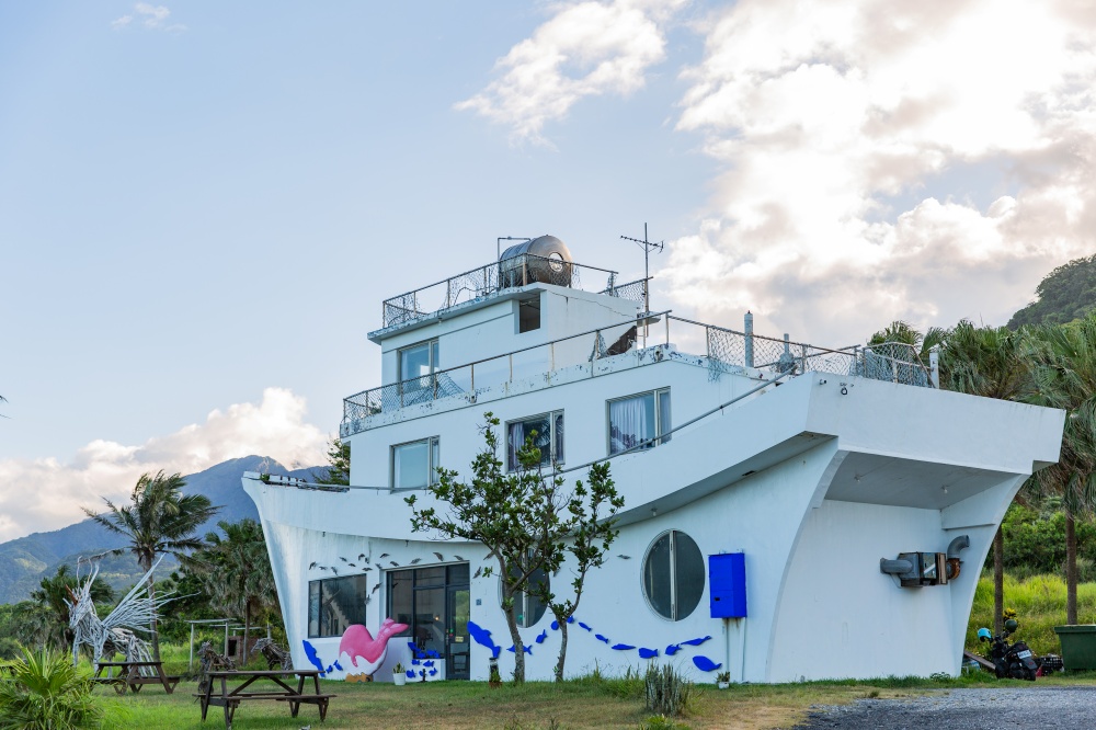 台東/長濱。巴歌浪船屋藝術園區 | 午後海風、漂流木藝術與山海料理的放鬆時光 - 第3張圖 台東/長濱。巴歌浪船屋藝術園區 | 午後海風、漂流木藝術與山海料理的放鬆時光