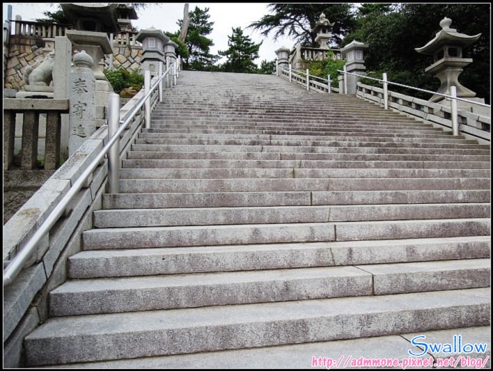 08_04_登上八幡宮的階梯.jpg